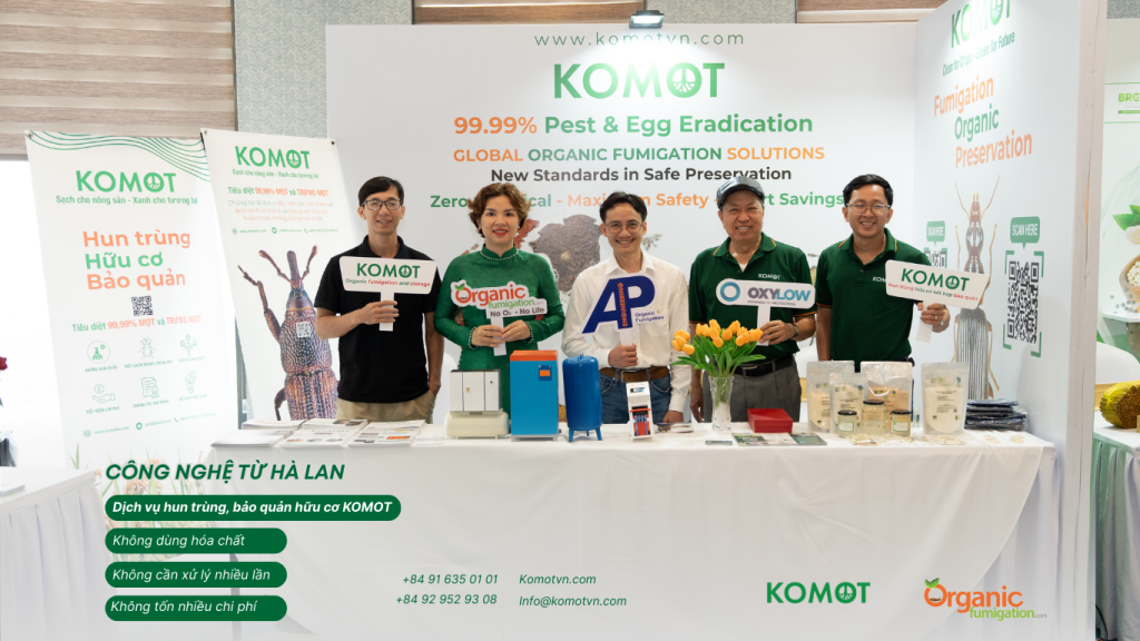 Gian hàng KOMOT giới thiệu dịch vụ hun trùng hữu cơ và bảo quản nông sản tại hội nghị VIPO 2026